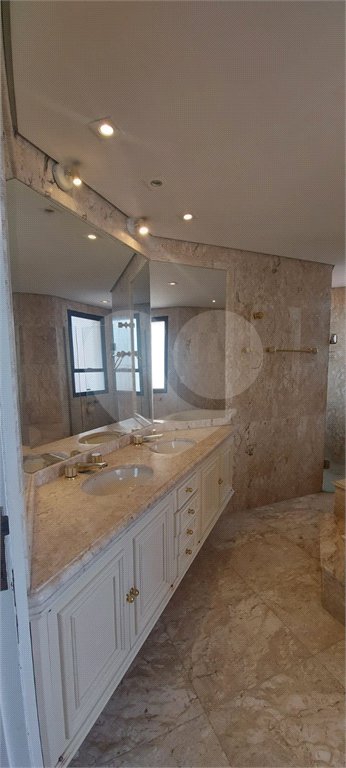Apartamento à venda no Campo Belo de 245m² com 3 suítes e 3 vagas