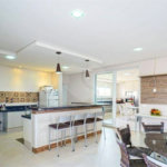 Casa à venda com 4 quartos, sendo 2 suítes, no condomínio Residencial Jardim Primavera, Louveira - SP