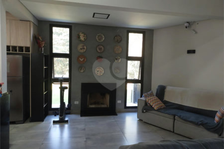 Casa à venda com 4 quartos, sendo 2 suítes,  no condomínio Figueira Garden, Atibaia - SP