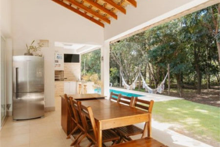 Casa à venda com 5 quartos, sendo 4 suítes, no condomínio Figueira Garden, Atibaia - SP