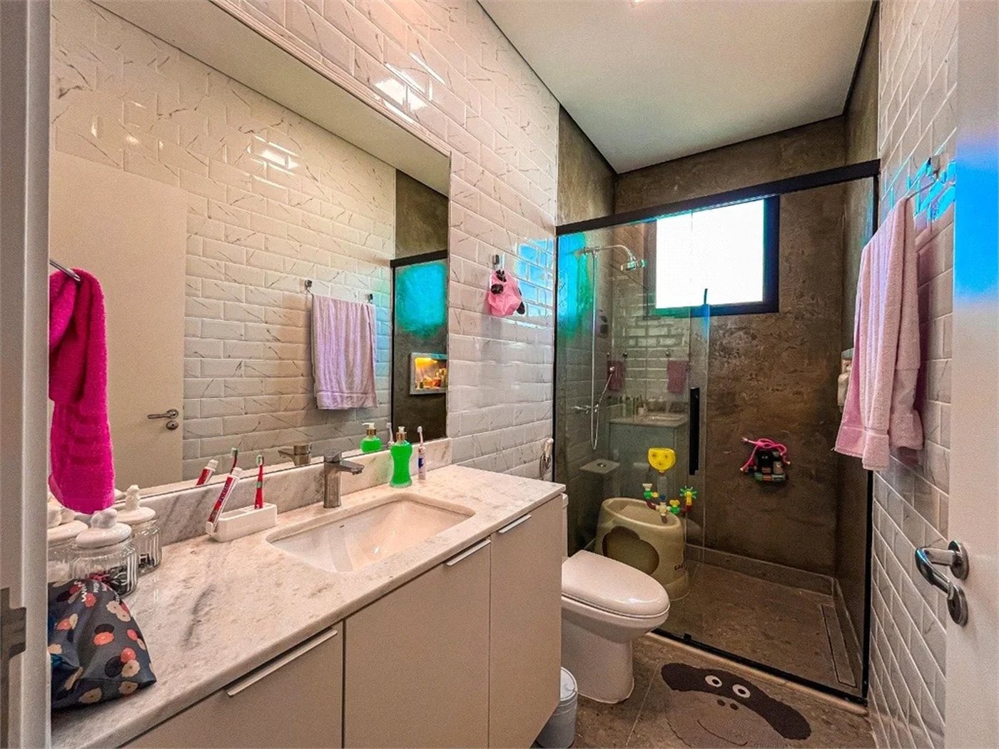Casa à venda com 4 quartos, sendo 3 suítes,  no condomínio Vintage, Cotia - SP