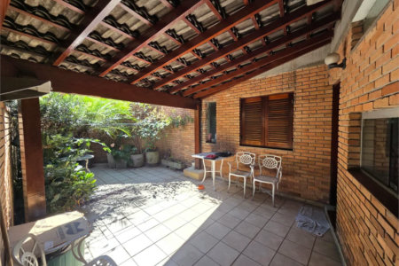 Casa à venda com 4 quartos, sendo 2 suítes, em Cidade São Francisco, São Paulo, SP