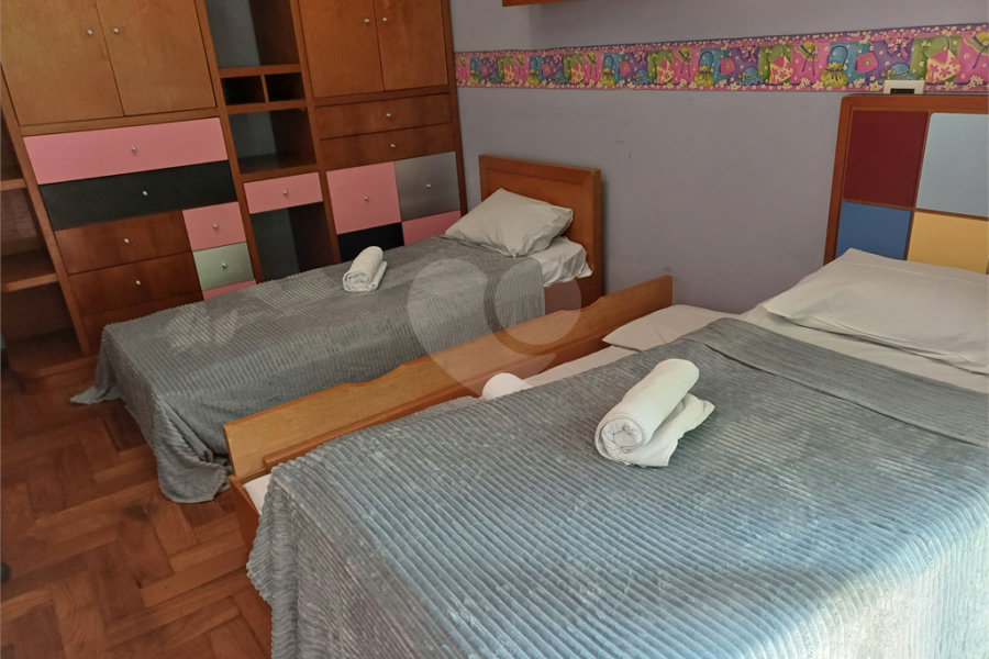 Casa à venda com 4 quartos, sendo 2 suítes, no condomínio Champs Elysees Village, Mairiporã - SP