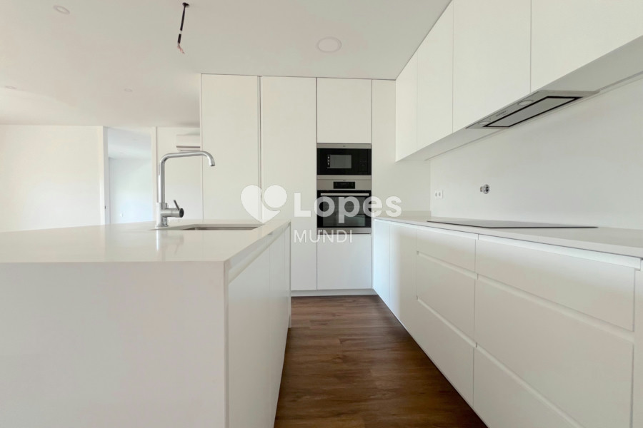 Apartamento T2 à venda em Águas Santas, Maia, Portugal – Varanda e garagem