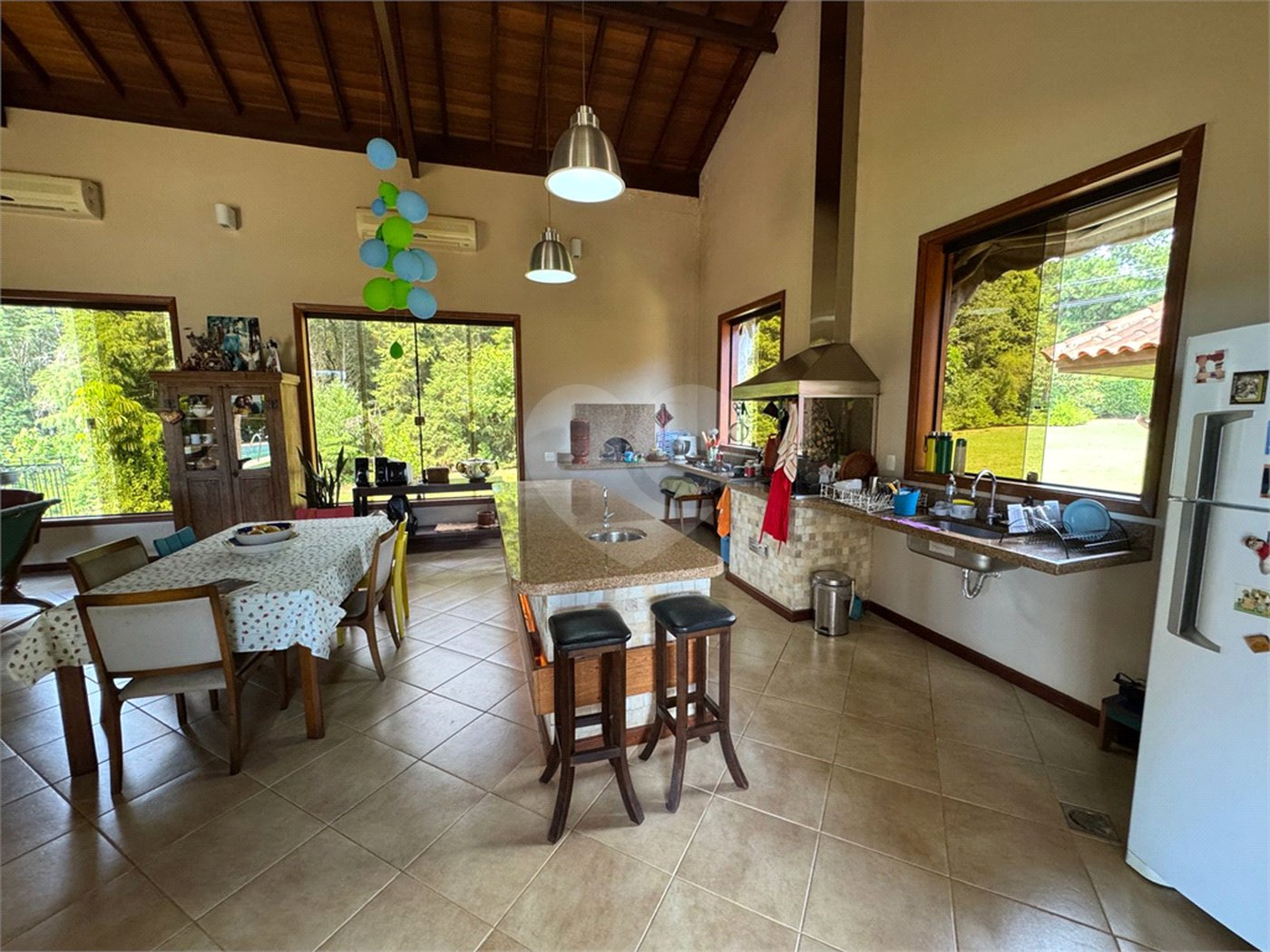 Casa à venda com 7 quartos, sendo 3 suítes,  em Jardim Colombo, Itapetininga, SP