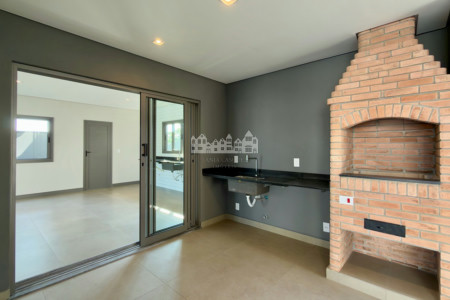 Casa à venda no bairro Loanda em Atibaia com 3 suítes e terraço solarium