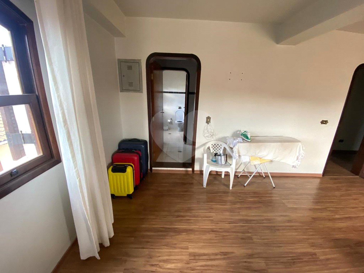 Casa à venda com 5 quartos, sendo 4 suítes, no condomínio Vilarejo Estoril, Mairiporã - SP