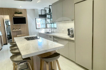Cobertura à venda na Aclimação de 300m² com 2 vagas.