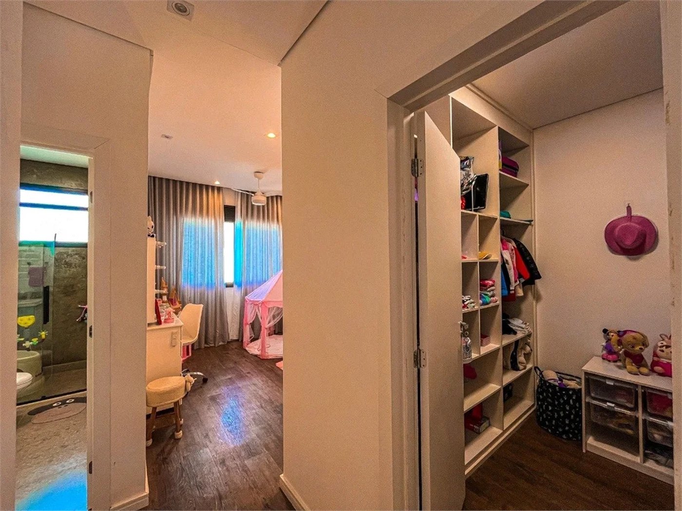 Casa à venda com 4 quartos, sendo 3 suítes,  no condomínio Vintage, Cotia - SP
