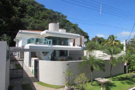Casa de Alto Padrão com 5 Suítes e Lazer Completo– Guarujá