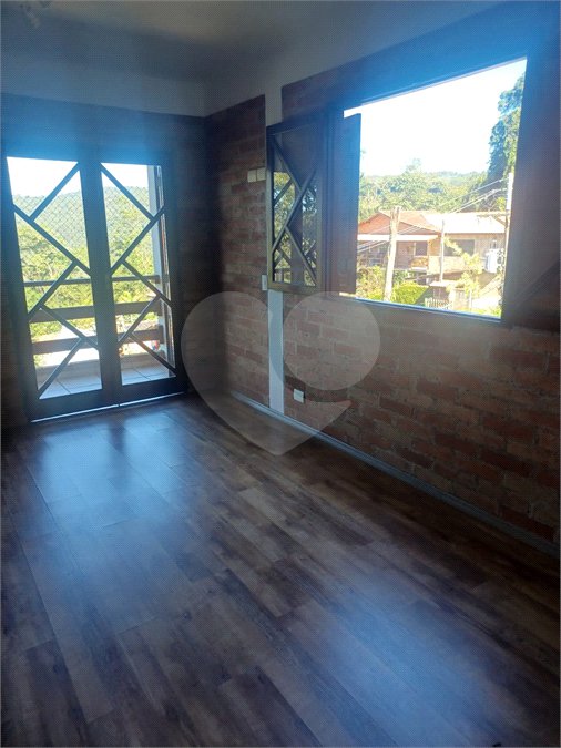 Casa à venda ou para alugar com 3 quartos, sendo 1 suíte, no condomínio Parque Suiça, Caieiras - SP