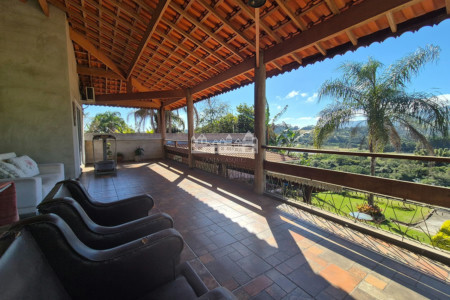 Chácara à venda ou locação no Jardim Estância Brasil – Atibaia/SP, com vista para a Pedra Grande