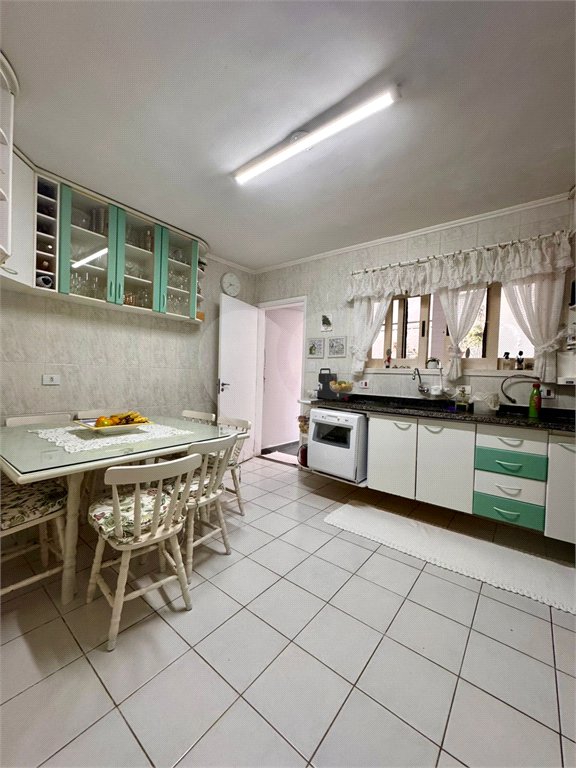 Casa à venda com 3 quartos, sendo 1 suíte, no condomínio Morada dos Pássaros, São Paulo - SP
