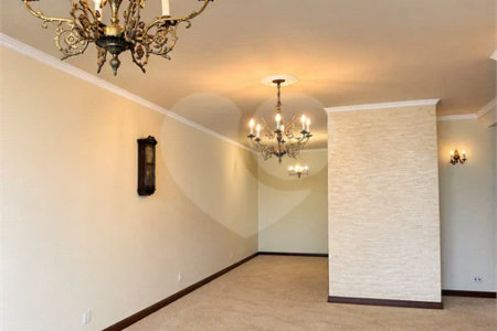 Sobrado de 250 m² em São Bernardo do Campo, com 3 dormitórios, suíte, escritório, quintal, edícula e 2 vagas, em excelente localização.