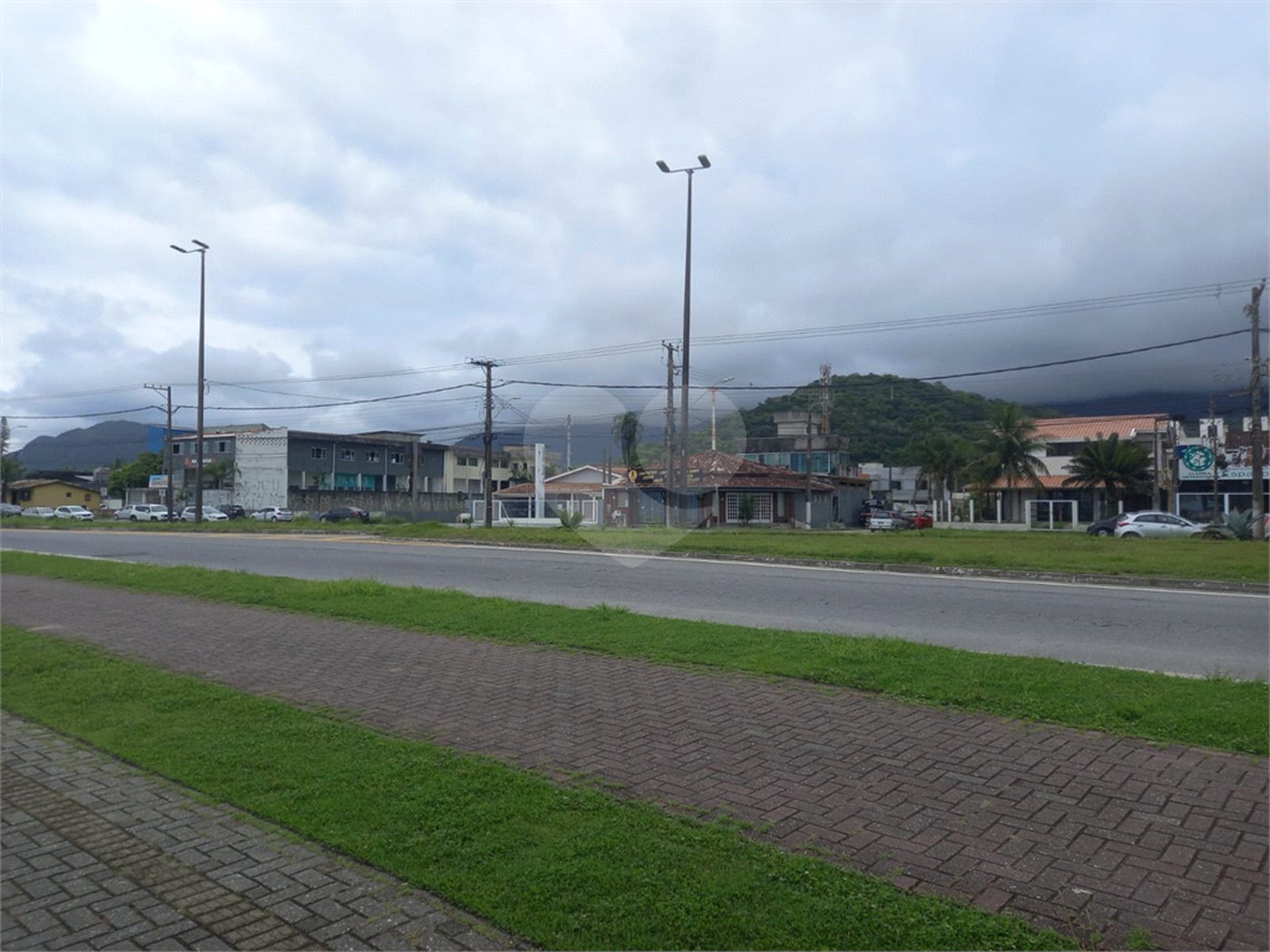 Sobrado à venda com 2 quartos, sendo 1 suíte, em Estância Balneária Hawai, Caraguatatuba, SP