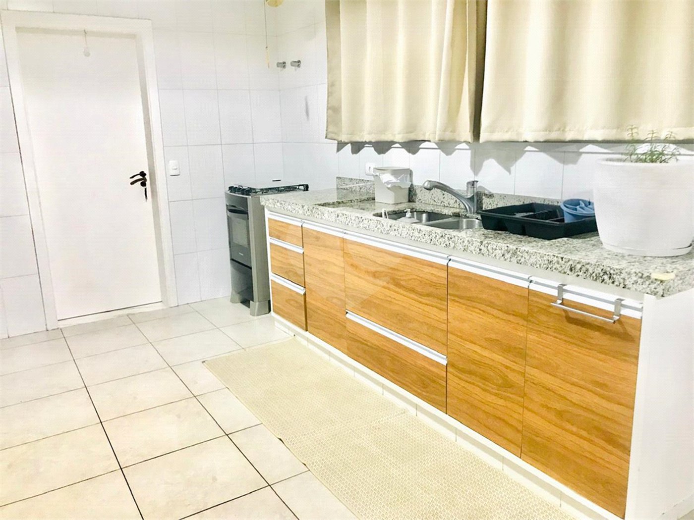 Casa à venda com 3 quartos, sendo 1 suíte, no condomínio Residencial Patrimônio do Carmo, São Roque - SP