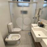 Este amplo apartamento de 290 m², completamente reformado, reúne sofisticação,