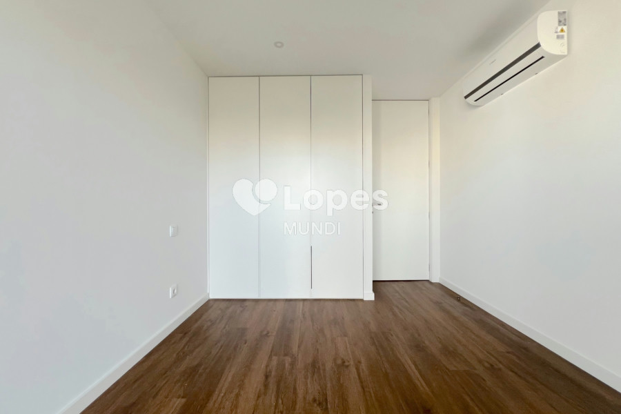Apartamento T2 à venda em Águas Santas, Maia, Portugal – Varanda e garagem