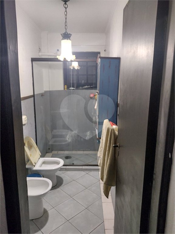 Casa à venda na Vila Mariana de 300 metros quadrados, com 3 dormitórios, 1 suíte e 2 vagas.