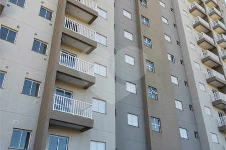 Apartamento no Condomínio Parque das Acácias.