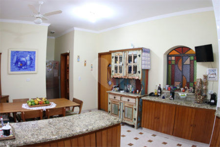 Casa à venda ou para alugar com 3 suítes em Vila Petrópolis, Atibaia, SP