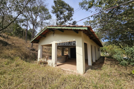 Chácara à venda com 2 quartos em Estância Santa Maria do Laranjal, Atibaia, SP