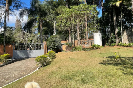 Casa à venda, 742 m², com piscina, 5 suítes, em Embu das Artes