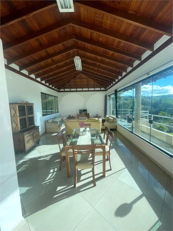 Casa à venda com 5 quartos, sendo 3 suítes,  no condomínio Flamboyant, Atibaia - SP