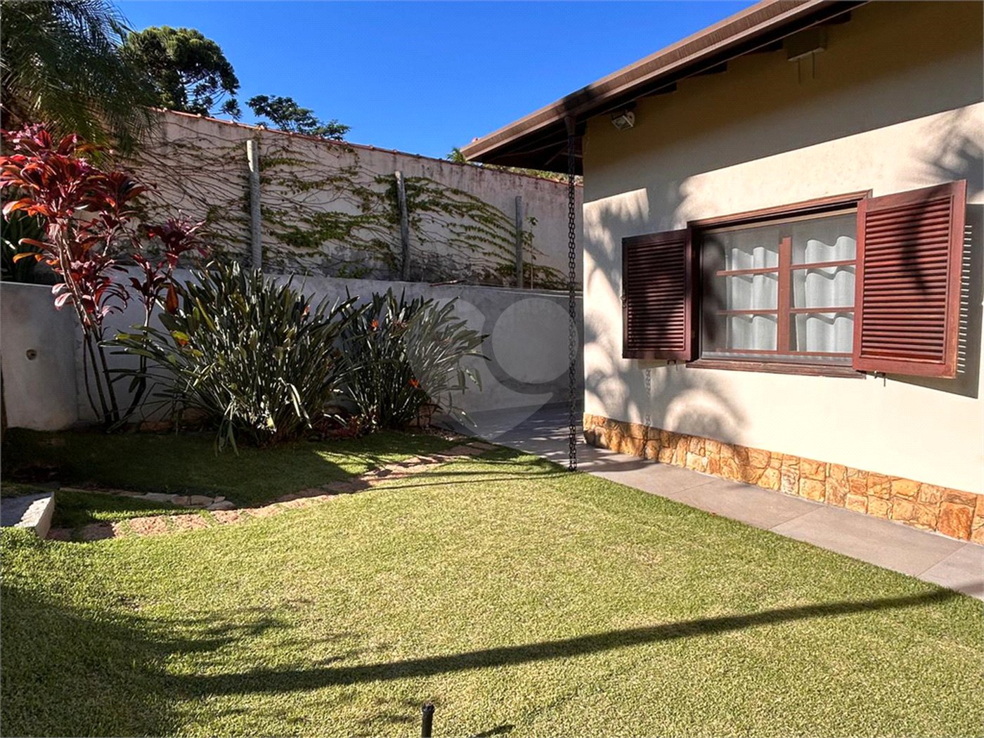 Casa à venda ou para alugar com 3 quartos, sendo 1 suíte, no condomínio Recanto Florido, Vinhedo - SP