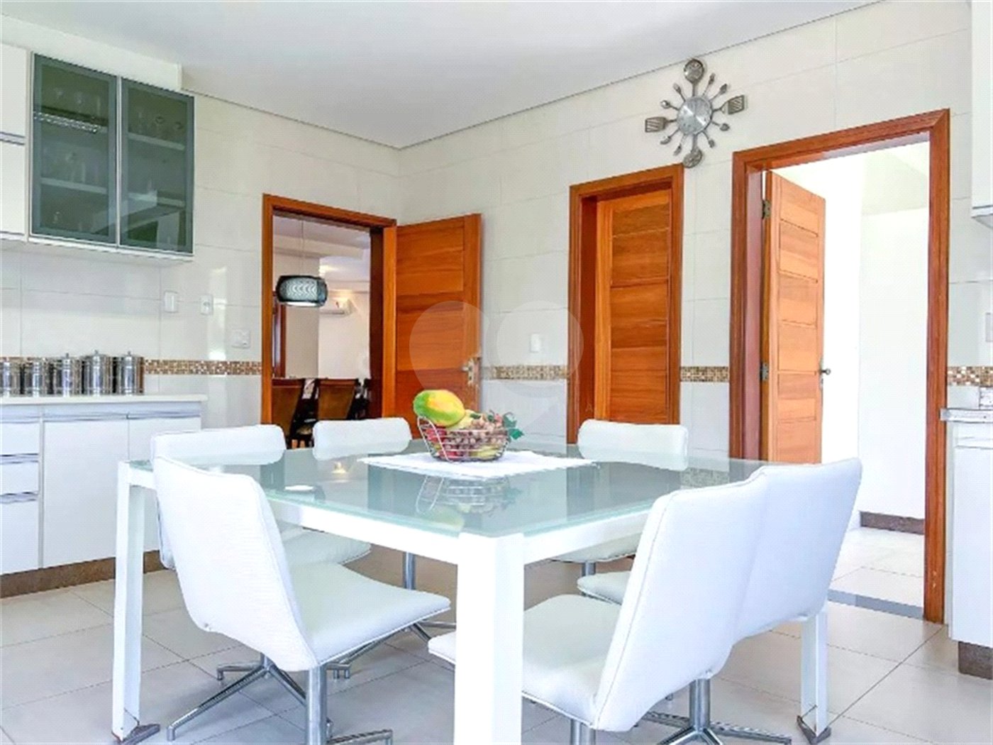 Casa à venda com 3 suítes no condomínio Portal do Lago, Valinhos - SP