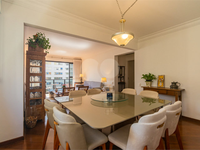 Apartamento à venda com 3 quartos, sendo 1 suíte,  em Moema, São Paulo, SP