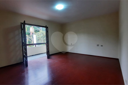 Sobrado à venda com 4 quartos, sendo 3 suítes,  em Interlagos, São Paulo, SP