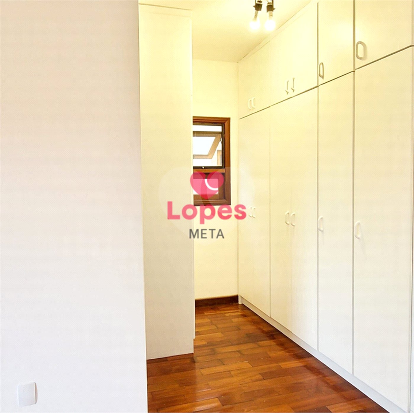 Casa à venda com 4 quartos, sendo 2 suítes, no condomínio Colinas, São José dos Campos - SP