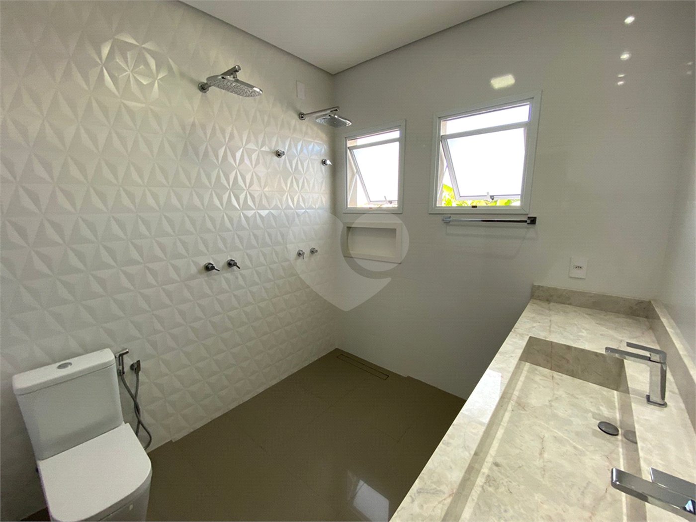 Casa com alto padrão de acabamento para venda no Condomínio Montreal.
