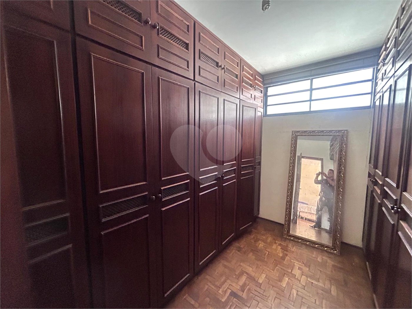 Casa espaçosa e confortável em um bairro tranquilo a venda.