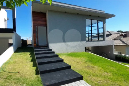 Casa à venda com 4 suítes no condomínio Figueira Garden, Atibaia - SP