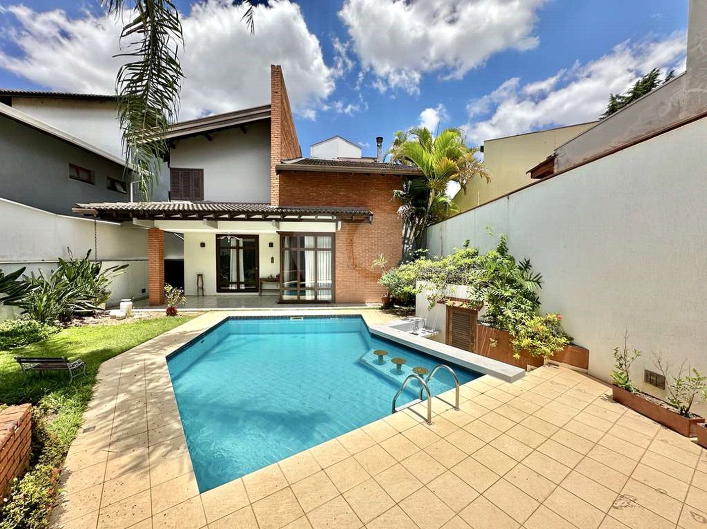 Casa à venda com 4 quartos, sendo 2 suítes,  no condomínio São Paulo Ii, Cotia - SP