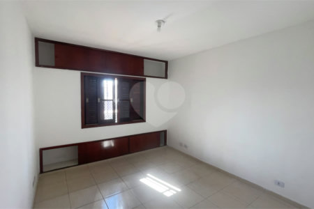 Sobrado à venda com 4 quartos, sendo 1 suíte,  em Jardim Ester Yolanda, São Paulo, SP