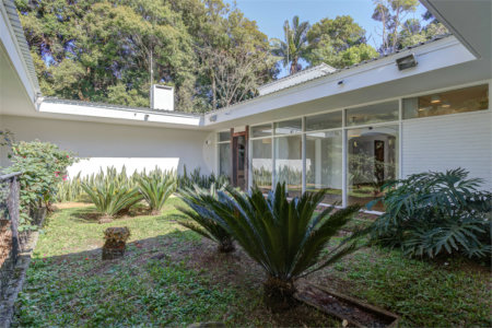 Casa para alugar com 5 quartos, sendo 3 suítes, no condomínio Chácara Flora, São Paulo - SP