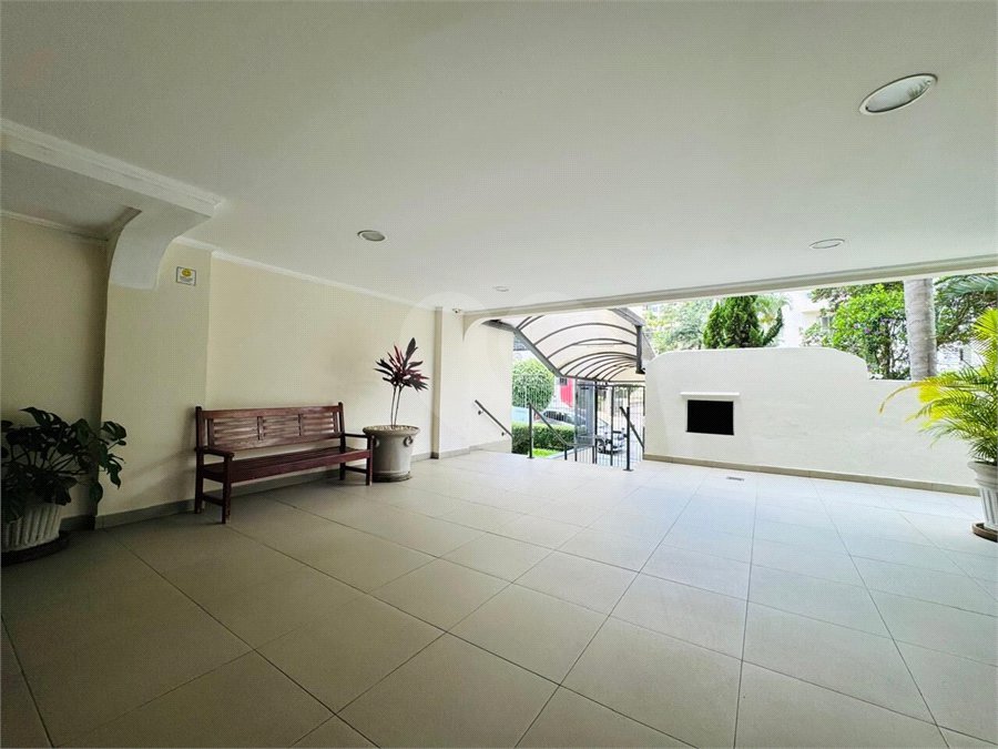 Vende-se Apartamento de 2 Quartos com Sacada na Vila Mascote