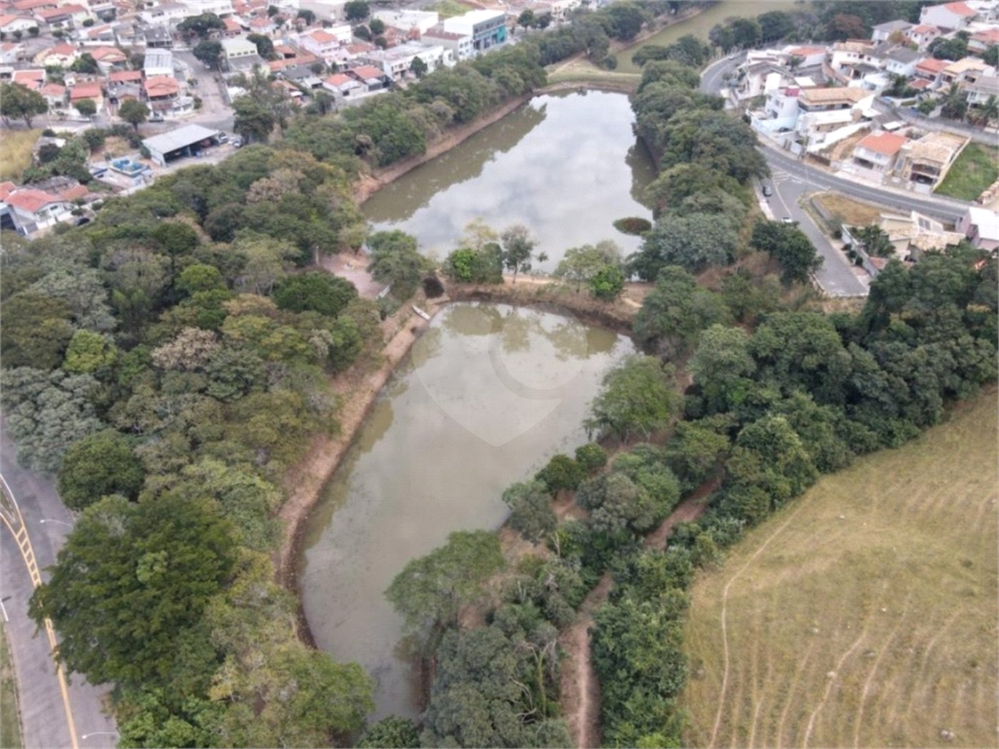 Terreno à venda no condomínio Bosque dos Cambarás, Valinhos - SP