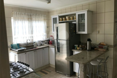 Casa à venda com 4 quartos, sendo 2 suítes,  em Jardim Armênia, Mogi das Cruzes, SP