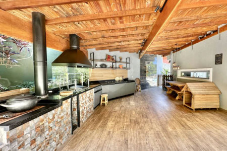 Casa à venda com 4 quartos, sendo 3 suítes, no condomínio Vilarejo, Carapicuíba - SP