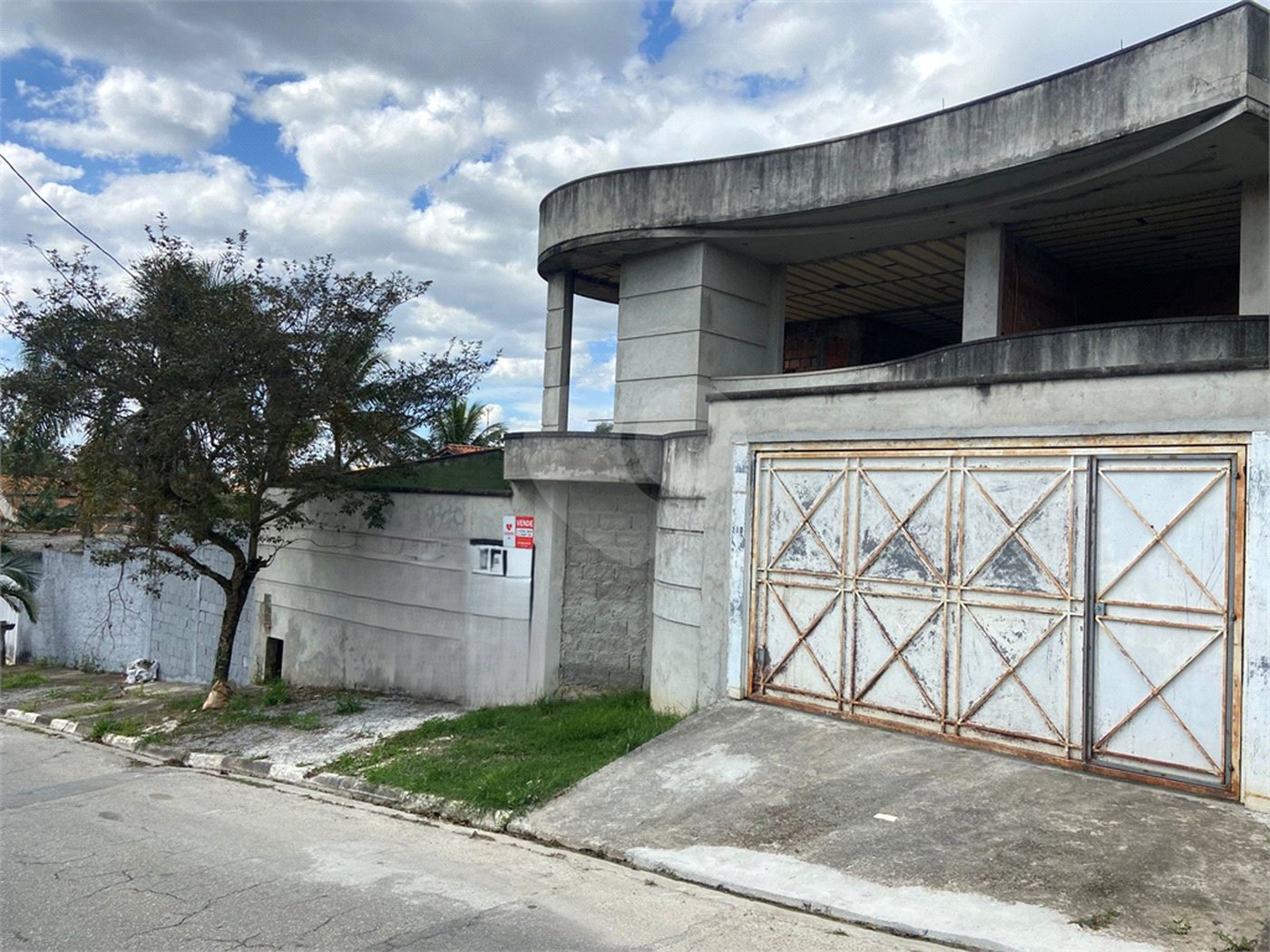 Sobrado à venda com 6 quartos, sendo 2 suítes, em Vila Áurea, Poá, SP