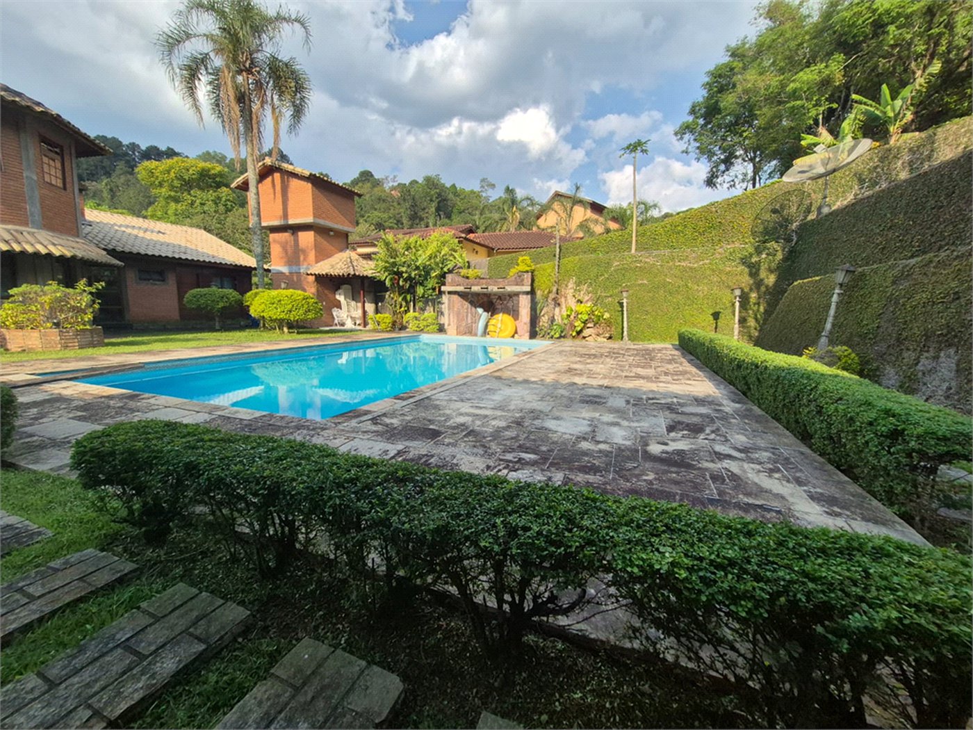 Casa à venda com 3 quartos, sendo 1 suíte, no condomínio Alpes da Cantareira, Mairiporã - SP