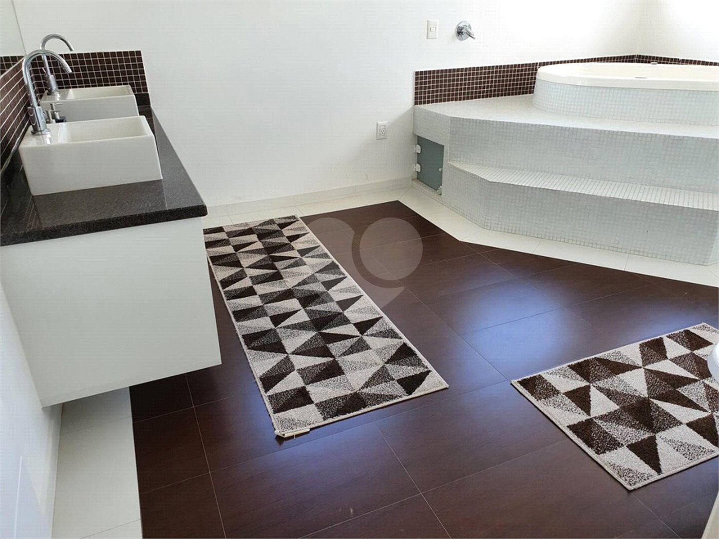 Casa à venda com 5 quartos, sendo 4 suítes, no condomínio Sol Vinhedo, Vinhedo - SP
