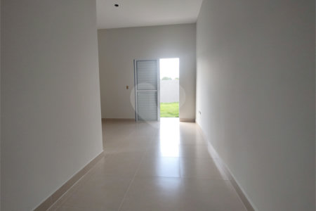 Casa térrea em Atibaia com 3 suítes, sala 2 ambientes, 2 vagas garagem, excelente localização, pronta para morar