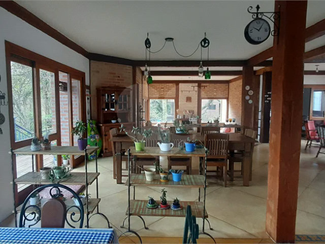Casa à venda com 5 quartos, sendo 4 suítes, no condomínio Alpes da Cantareira, Mairiporã - SP