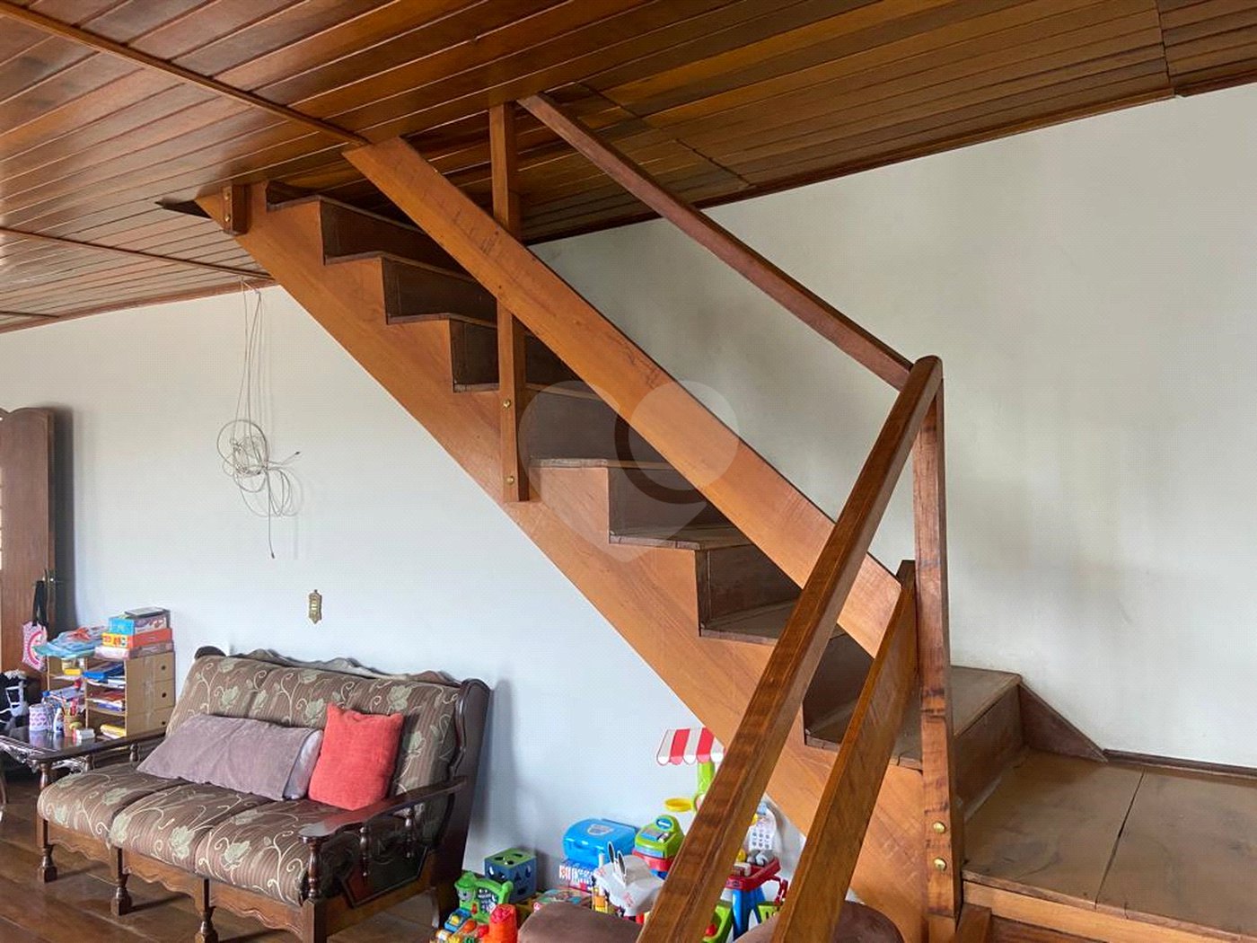 Casa à venda com 5 quartos, sendo 4 suítes, no condomínio Vilarejo Estoril, Mairiporã - SP