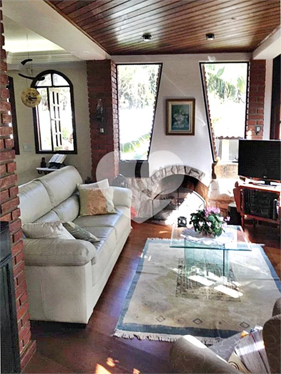 Casa à venda com 4 quartos, sendo 1 suíte, no condomínio Associação Reserva das Hortênsias, Mairiporã - SP